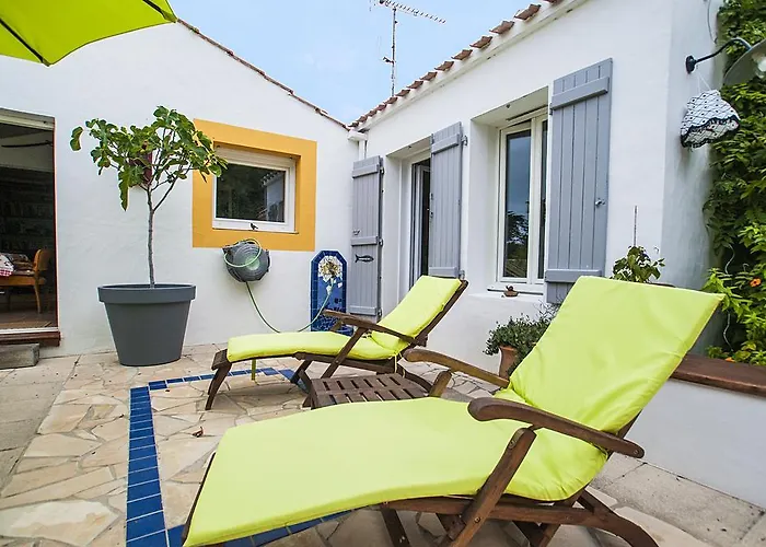 Les Yeux Bleus נוארמוטייה-אן-ליל